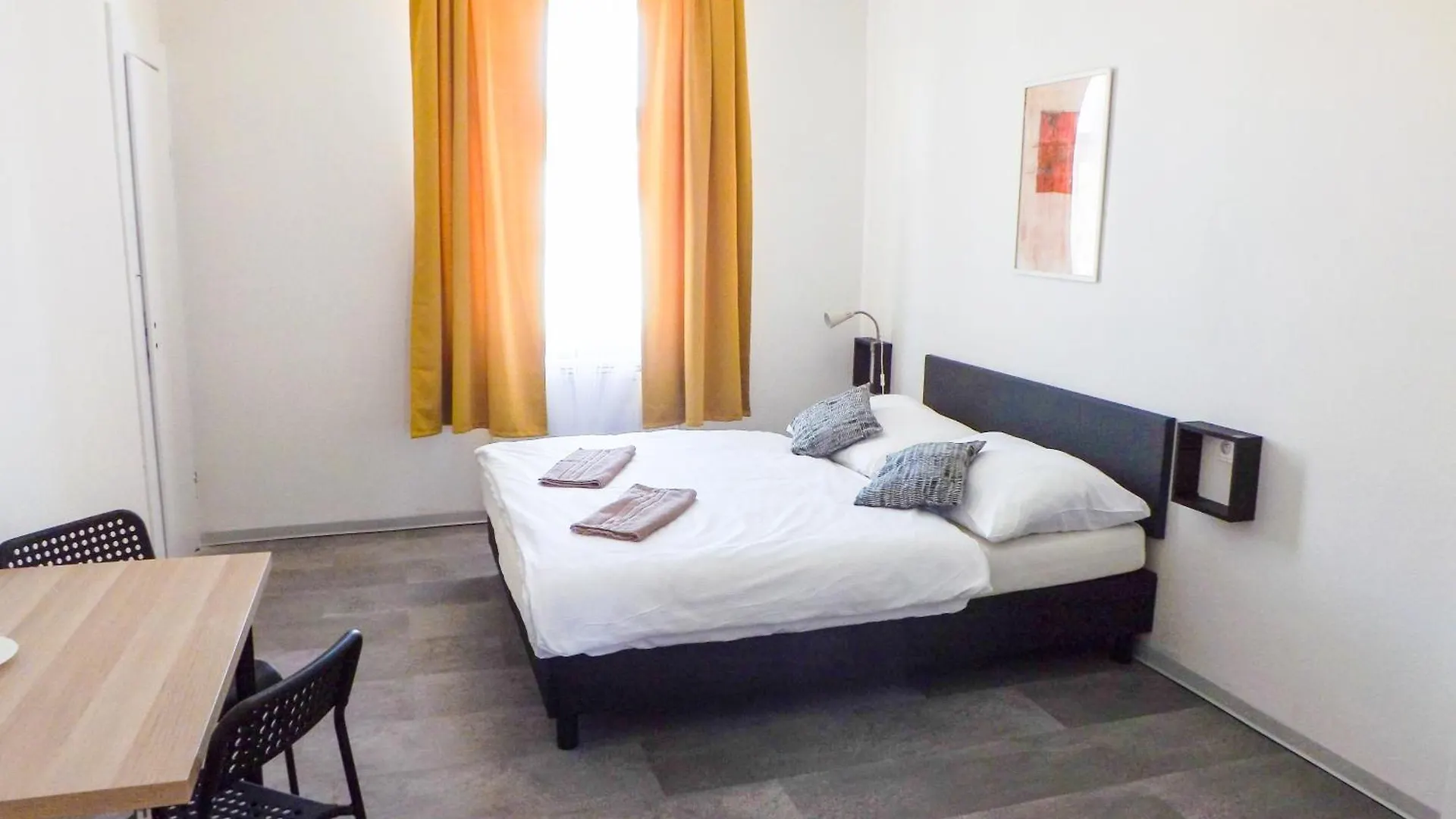 Contacts de Quiet Room G3 Near The Prague Castle