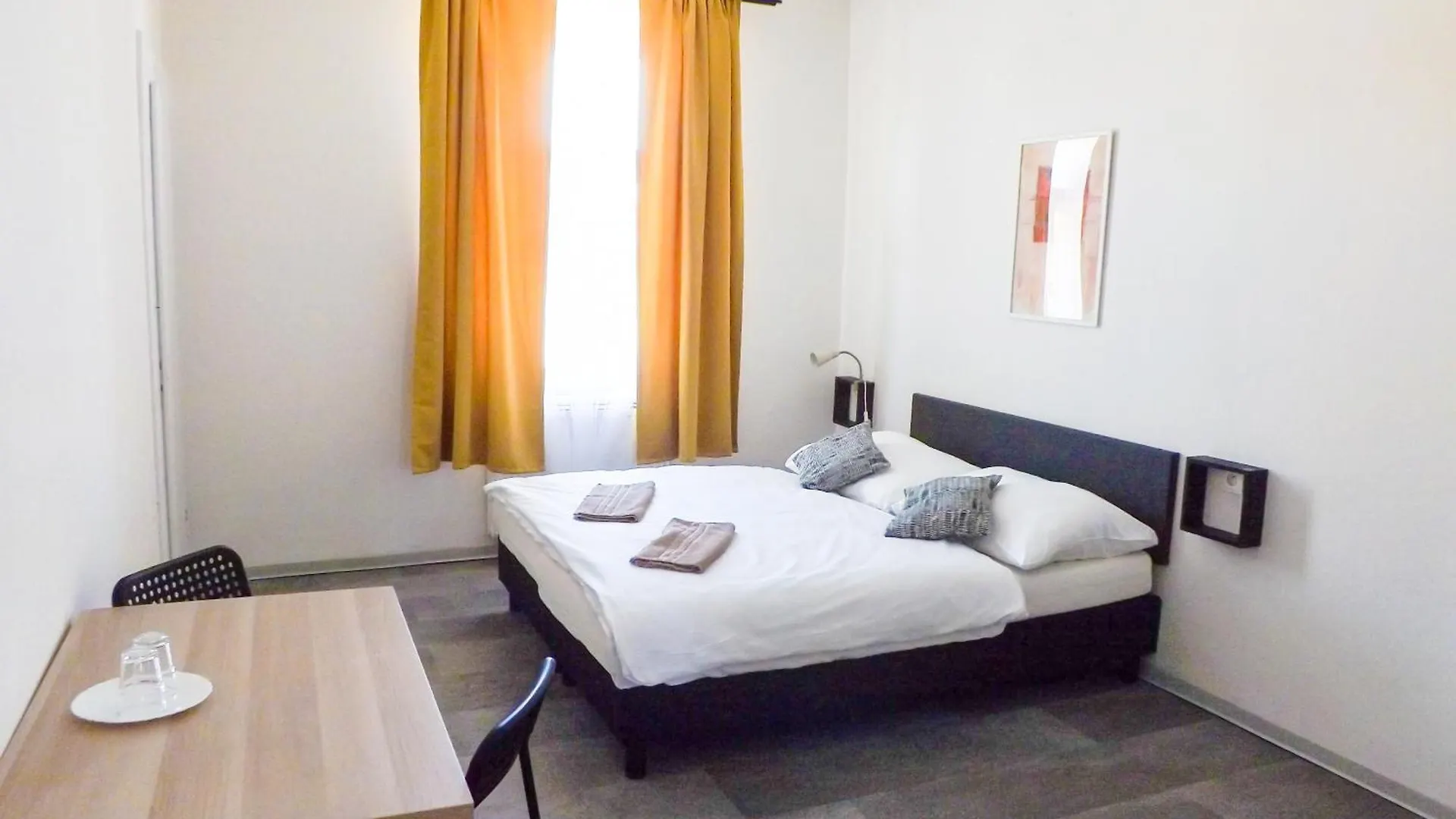 Quiet Room G3 Praga 0*,